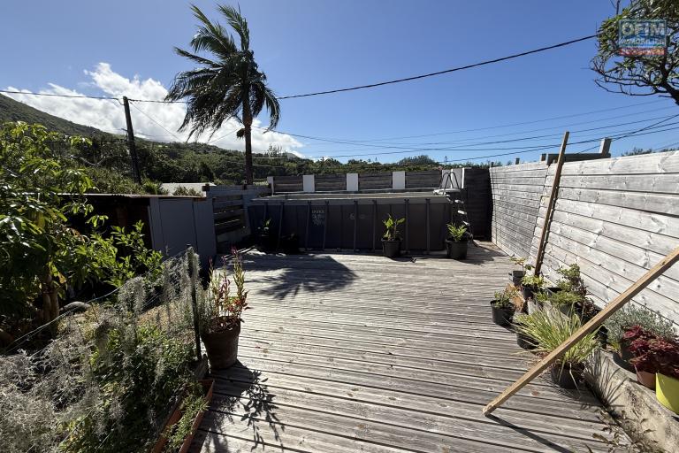 A Langevin une maison F4 + studio indépendant, vue mer, piscine hors sol, patio, à proximité de la route nationale et de l'océan.