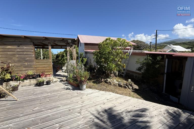 A Langevin une maison F4 + studio indépendant, vue mer, piscine hors sol, patio, à proximité de la route nationale et de l'océan.
