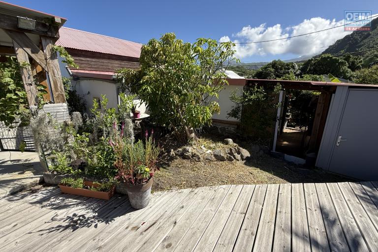 A Langevin une maison F4 + studio indépendant, vue mer, piscine hors sol, patio, à proximité de la route nationale et de l'océan.