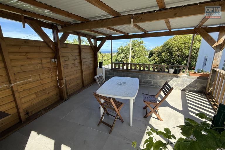 A Langevin une maison F4 + studio indépendant, vue mer, piscine hors sol, patio, à proximité de la route nationale et de l'océan.