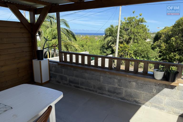 A Langevin une maison F4 + studio indépendant, vue mer, piscine hors sol, patio, à proximité de la route nationale et de l'océan.