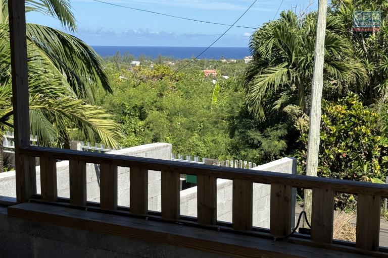A Langevin une maison F4 + studio indépendant, vue mer, piscine hors sol, patio, à proximité de la route nationale et de l'océan.
