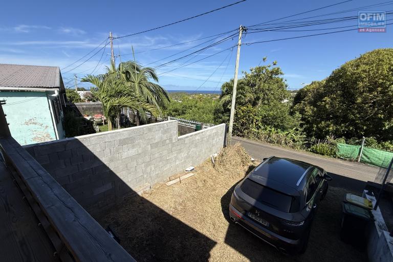 A Langevin une maison F4 + studio indépendant, vue mer, piscine hors sol, patio, à proximité de la route nationale et de l'océan.