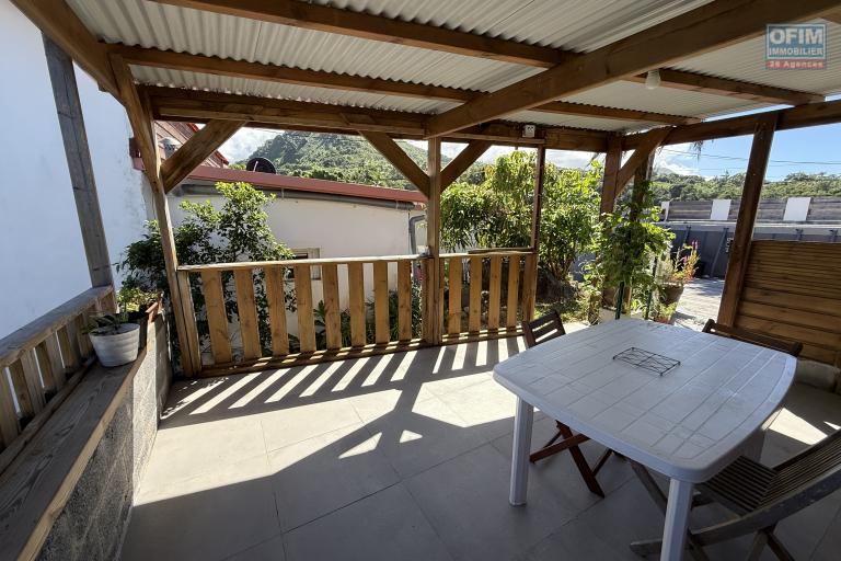 A Langevin une maison F4 + studio indépendant, vue mer, piscine hors sol, patio, à proximité de la route nationale et de l'océan.