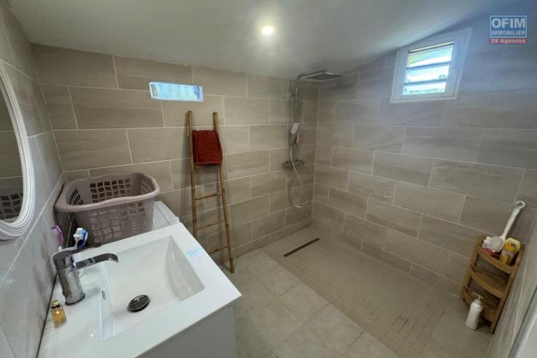 A louer magnifique villa MEUBLE F5 de plain-pied entièrement rénovée d'environ 120 m²  à Berive