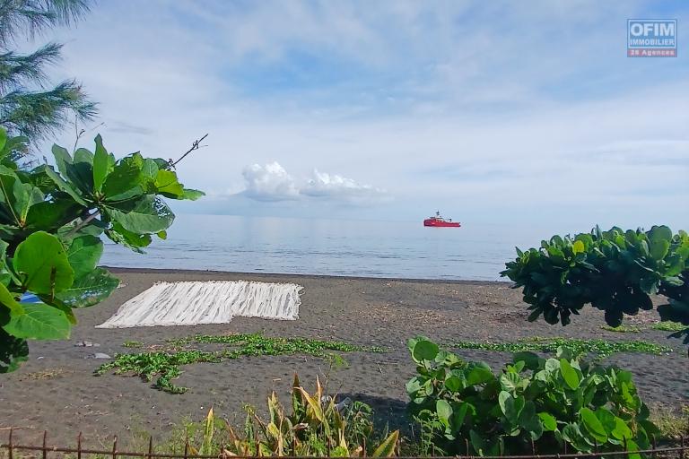 A VENDRE SUPERBE VILLA  F4 IDEALEMENT SITUEE EN BORD DE MER DE SAINT-PAUL