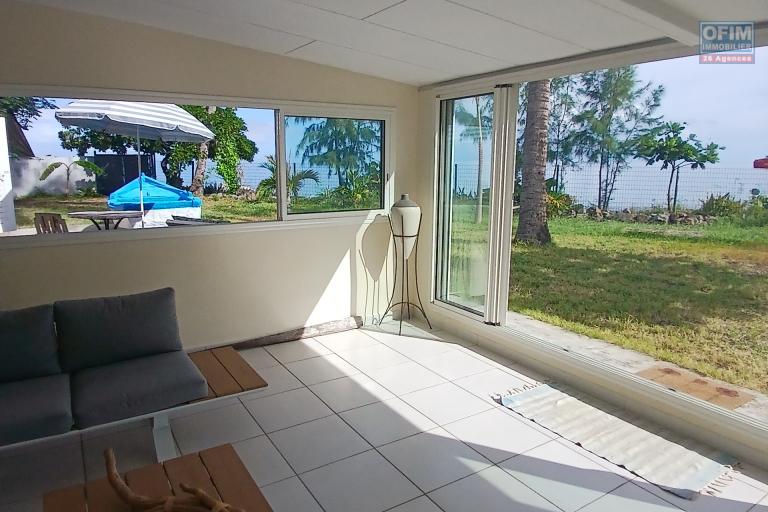 A VENDRE SUPERBE VILLA  F4 IDEALEMENT SITUEE EN BORD DE MER DE SAINT-PAUL