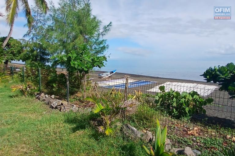 A VENDRE SUPERBE VILLA  F4 IDEALEMENT SITUEE EN BORD DE MER DE SAINT-PAUL