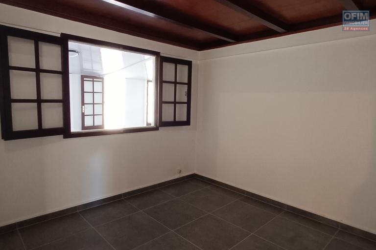 A vendre Villa F5 de 130 m2 avec grand garage à Sainte-Anne