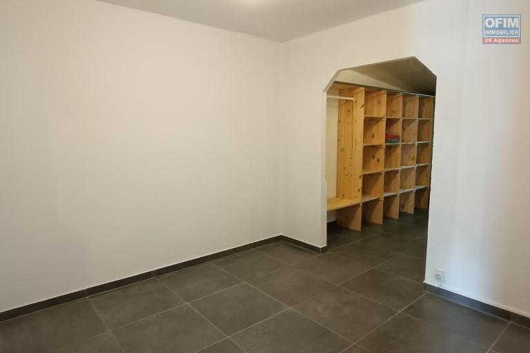 A vendre Villa F5 de 130 m2 avec grand garage à Sainte-Anne
