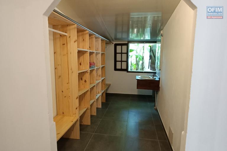 A vendre Villa F5 de 130 m2 avec grand garage à Sainte-Anne