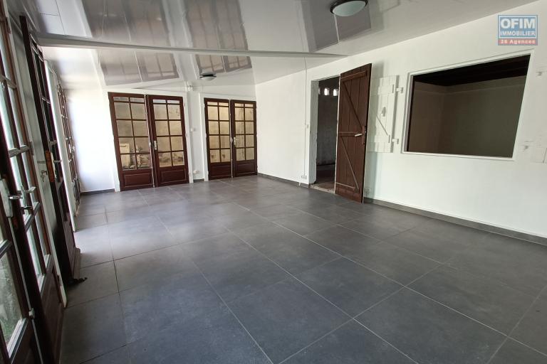 A vendre Villa F5 de 130 m2 avec grand garage à Sainte-Anne