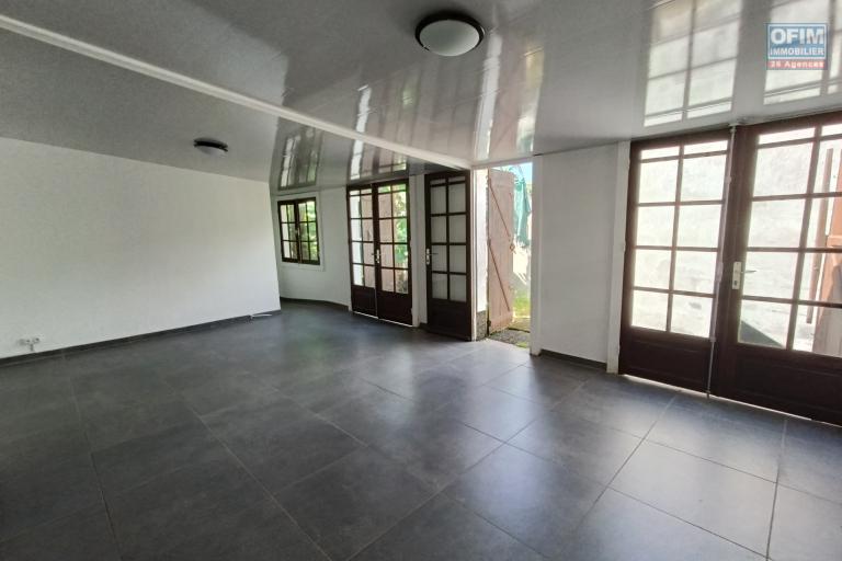 A vendre Villa F5 de 130 m2 avec grand garage à Sainte-Anne