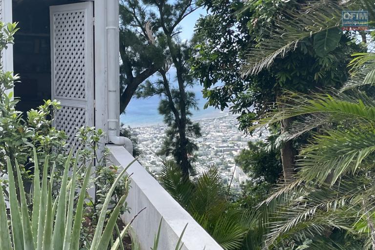 À vendre villa type F4 avec ses deux T2 indépendants - Vue entre la maison et le kiosque