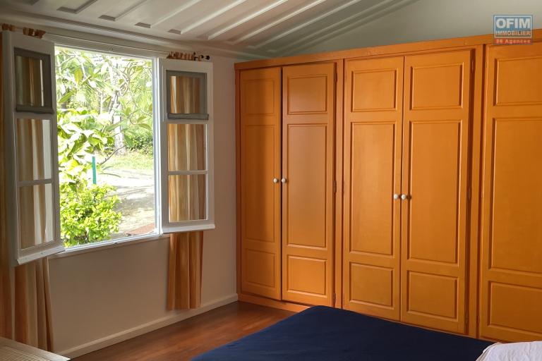 À vendre villa type F4 avec ses deux T2 indépendants - Vue chambre du bas maison