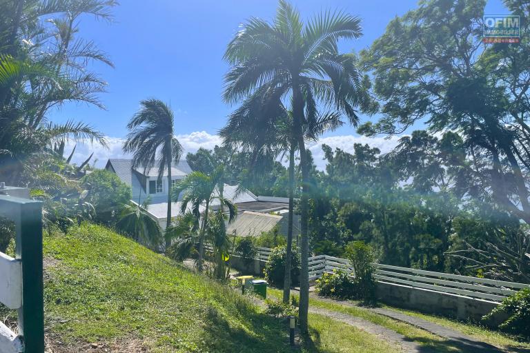 À vendre villa type F4 avec ses deux T2 indépendants - Vue depuis le portail d'entrée