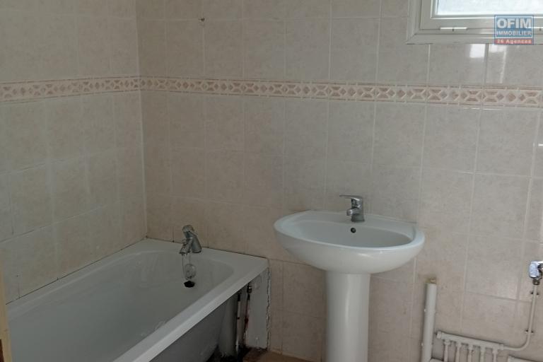 A LOUER APPARTEMENT T2 EN REZ DE JARDIN DE 60 M2 A LA SALINE LES BAINS