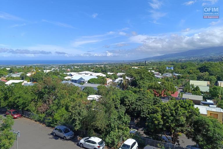 Appartement trois chambres au centre ville de la Ravine des Cabris avec superbe vue mer et montagne