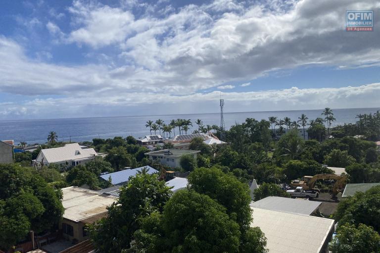 A vendre bel appartement  type T3 au centre ville de la Possession avec belle vue mer et montagne.