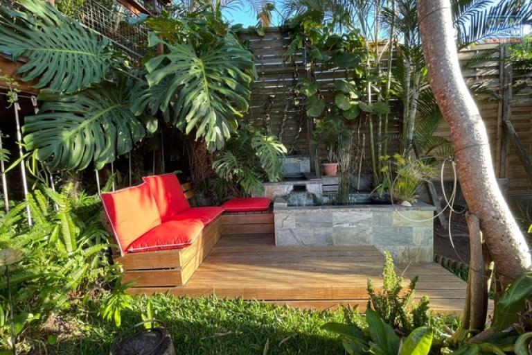 En vente belle maison d'architecte à la Montagne, avec piscine et beau jardin.