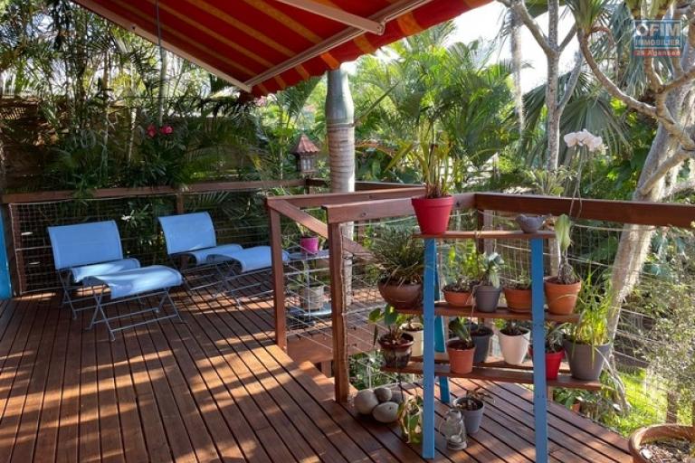 En vente belle maison d'architecte à la Montagne, avec piscine et beau jardin.