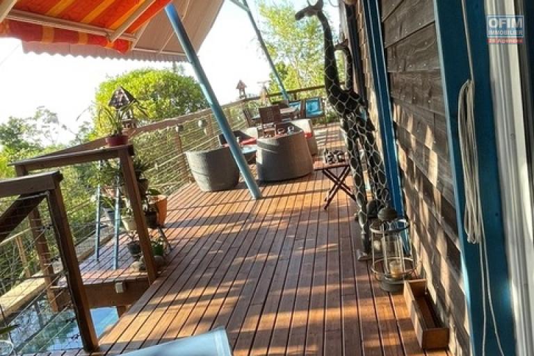 En vente belle maison d'architecte à la Montagne, avec piscine et beau jardin.
