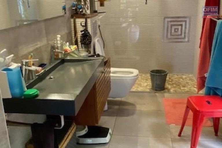 En vente belle maison d'architecte à la Montagne, avec piscine et beau jardin.
