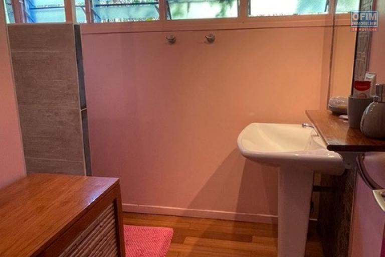 En vente belle maison d'architecte à la Montagne, avec piscine et beau jardin.