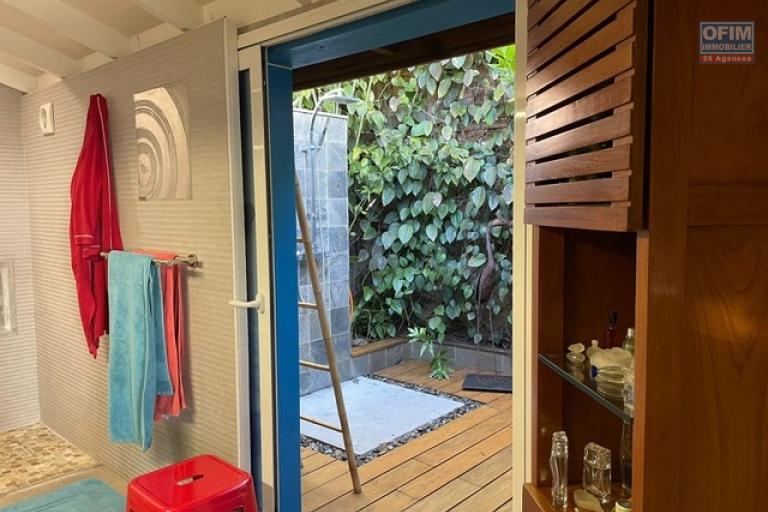 En vente belle maison d'architecte à la Montagne, avec piscine et beau jardin.