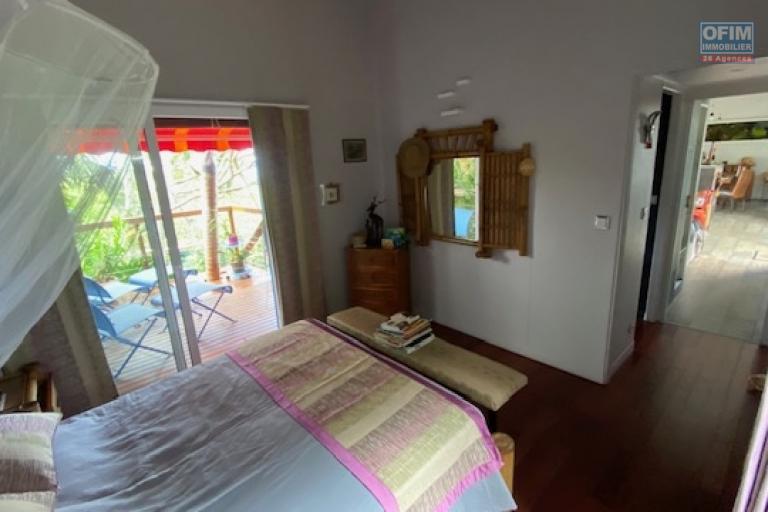 En vente belle maison d'architecte à la Montagne, avec piscine et beau jardin.