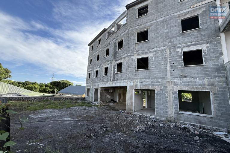 Immeuble en R+2 de 538 m2 habitables composé de 2 locaux commerciaux, 2 appartements T3 et 2 appartements T5 (duplex), achèvement à faire par l'acquéreur, en bas de la Rivière St Louis à 150 m d'altitude.