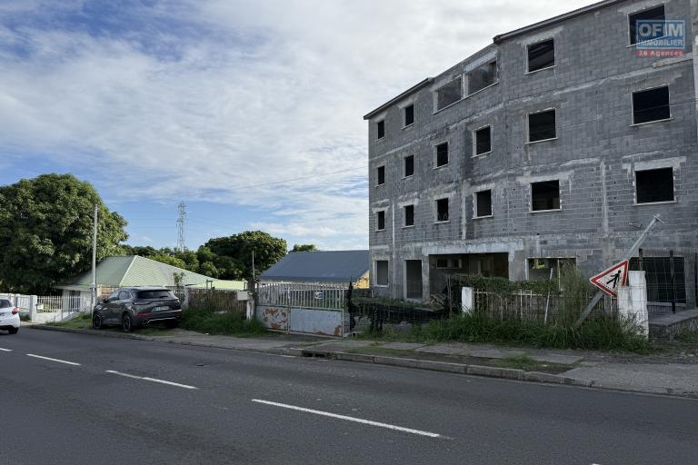 Immeuble en R+2 de 538 m2 habitables composé de 2 locaux commerciaux, 2 appartements T3 et 2 appartements T5 (duplex), achèvement à faire par l'acquéreur, en bas de la Rivière St Louis à 150 m d'altitude.