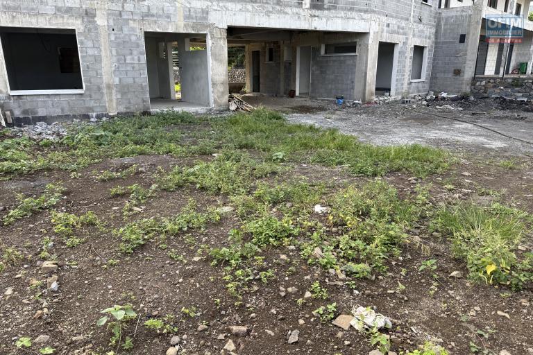 Immeuble en R+2 de 538 m2 habitables composé de 2 locaux commerciaux, 2 appartements T3 et 2 appartements T5 (duplex), achèvement à faire par l'acquéreur, en bas de la Rivière St Louis à 150 m d'altitude.