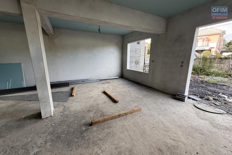 Immeuble en R+2 de 538 m2 habitables composé de 2 locaux commerciaux, 2 appartements T3 et 2 appartements T5 (duplex), achèvement à faire par l'acquéreur, en bas de la Rivière St Louis à 150 m d'altitude.