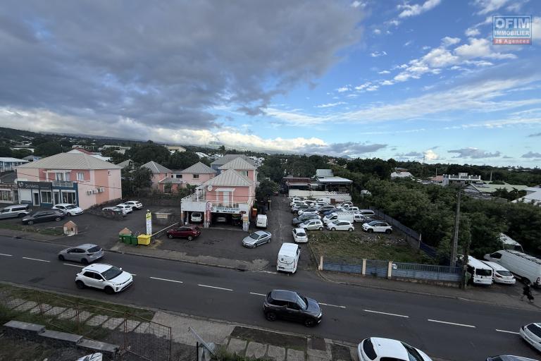 Immeuble en R+2 de 538 m2 habitables composé de 2 locaux commerciaux, 2 appartements T3 et 2 appartements T5 (duplex), achèvement à faire par l'acquéreur, en bas de la Rivière St Louis à 150 m d'altitude.