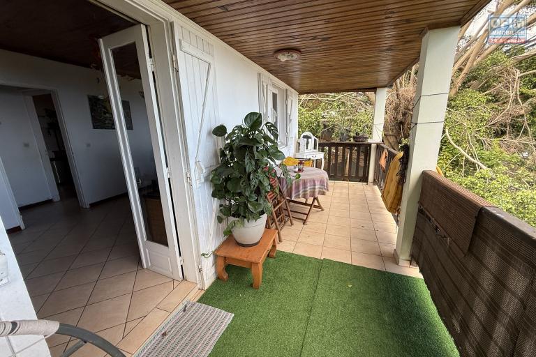 Vue mer et montagne imprenable, maison F3+ de 54,54 m2 habitables + en RDJ 35 m2 utiles + 40 m2 de varangue coté montagne et 12 m2 coté mer, implantée sur 331 m2 de terrain.