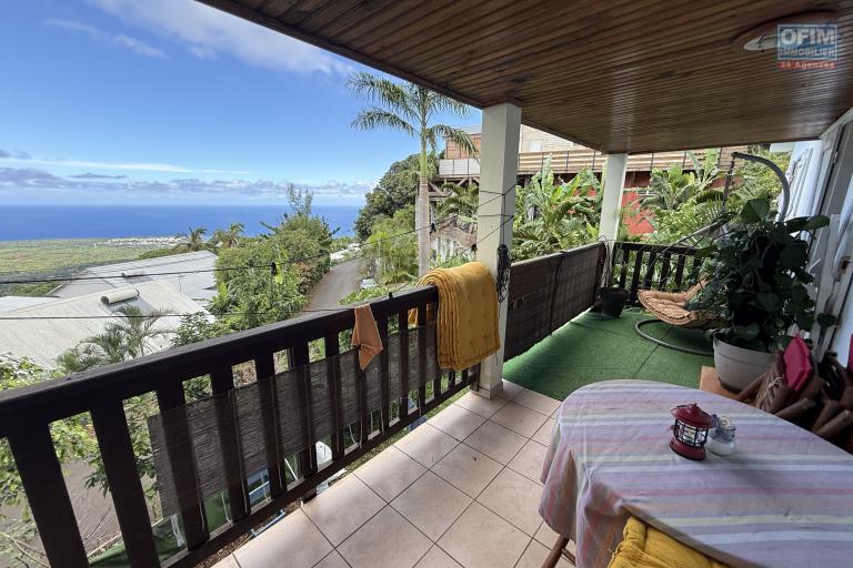 Vue mer et montagne imprenable, maison F3+ de 54,54 m2 habitables + en RDJ 35 m2 utiles + 40 m2 de varangue coté montagne et 12 m2 coté mer, implantée sur 331 m2 de terrain.