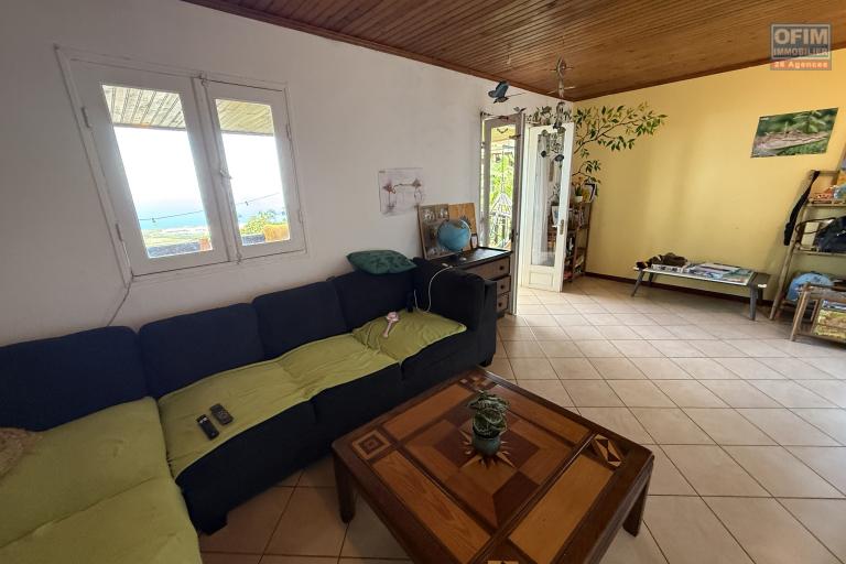 Vue mer et montagne imprenable, maison F3+ de 54,54 m2 habitables + en RDJ 35 m2 utiles + 40 m2 de varangue coté montagne et 12 m2 coté mer, implantée sur 331 m2 de terrain.