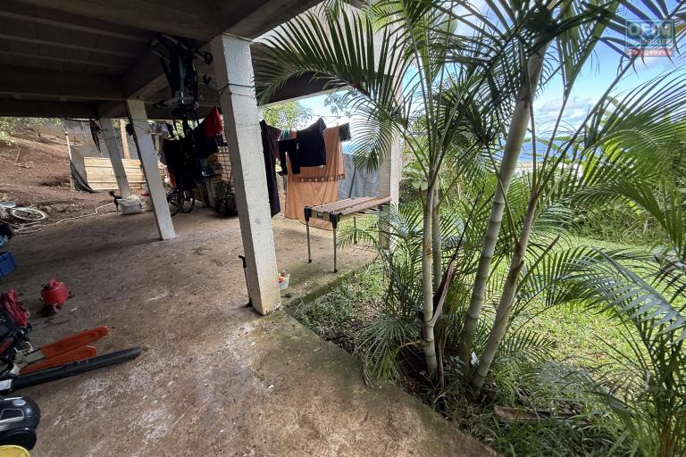 Vue mer et montagne imprenable, maison F3+ de 54,54 m2 habitables + en RDJ 35 m2 utiles + 40 m2 de varangue coté montagne et 12 m2 coté mer, implantée sur 331 m2 de terrain.