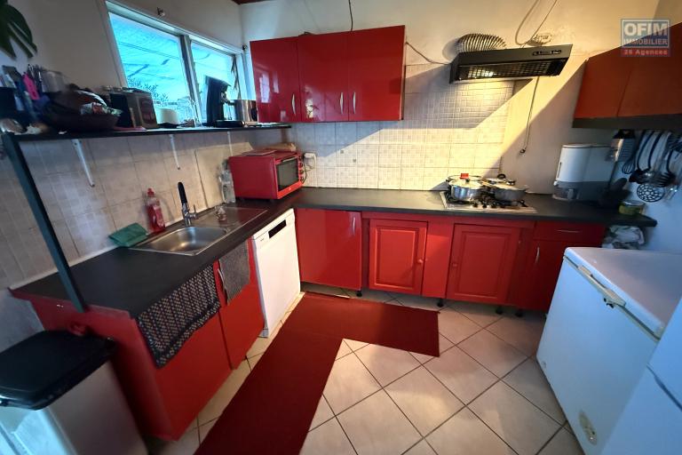 Vue mer et montagne imprenable, maison F3+ de 54,54 m2 habitables + en RDJ 35 m2 utiles + 40 m2 de varangue coté montagne et 12 m2 coté mer, implantée sur 331 m2 de terrain.