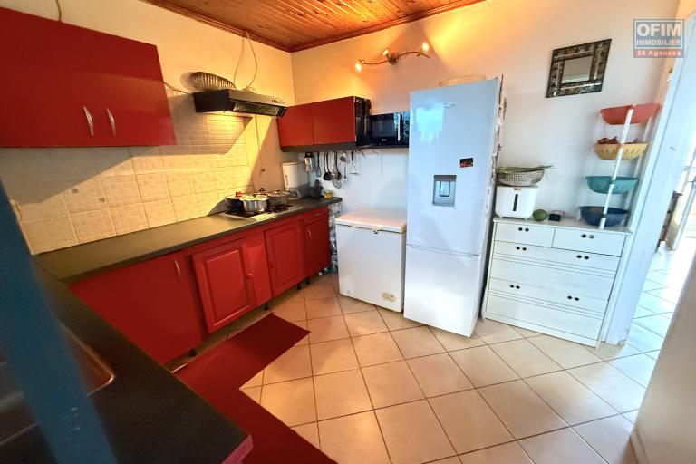 Vue mer et montagne imprenable, maison F3+ de 54,54 m2 habitables + en RDJ 35 m2 utiles + 40 m2 de varangue coté montagne et 12 m2 coté mer, implantée sur 331 m2 de terrain.