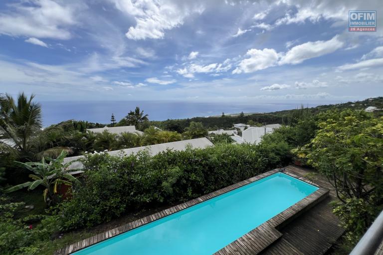 Jolie maison d'architecte F6 sur deux niveaux plus une dépendance F3, piscine, implantée sur 1038 m2 de terrain, vue océan et montagne imprenable.