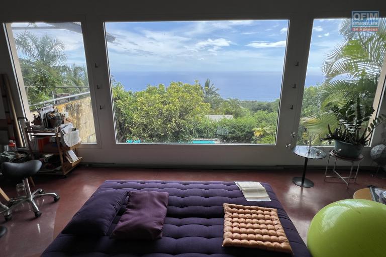 Jolie maison d'architecte F6 sur deux niveaux plus une dépendance F3, piscine, implantée sur 1038 m2 de terrain, vue océan et montagne imprenable.