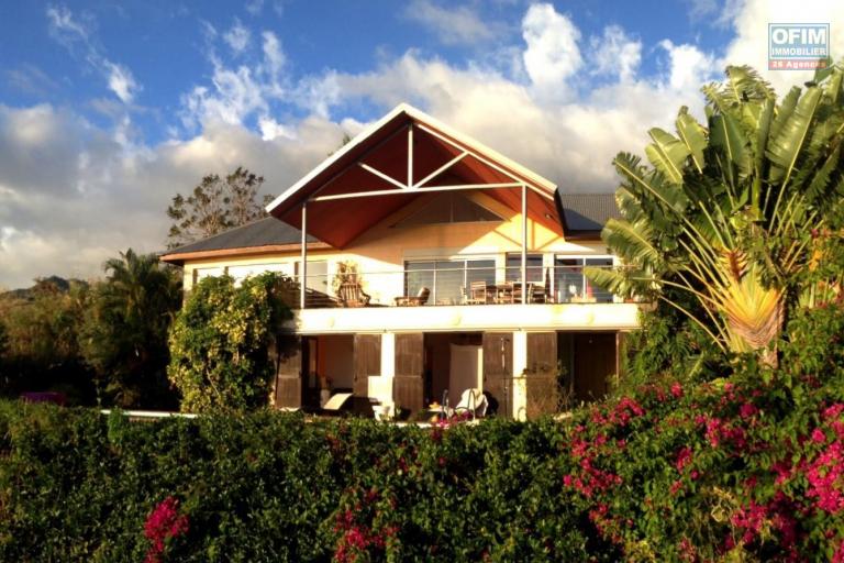 Jolie maison d'architecte F6 sur deux niveaux plus une dépendance F3, piscine, implantée sur 1038 m2 de terrain, vue océan et montagne imprenable.