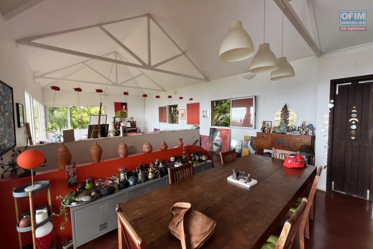 Jolie maison d'architecte F6 sur deux niveaux plus une dépendance F3, piscine, implantée sur 1038 m2 de terrain, vue océan et montagne imprenable.