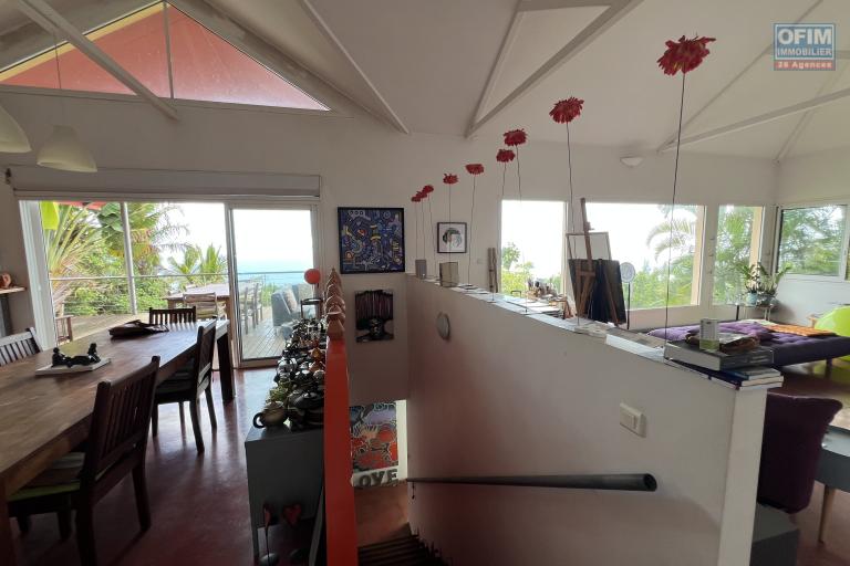 Jolie maison d'architecte F6 sur deux niveaux plus une dépendance F3, piscine, implantée sur 1038 m2 de terrain, vue océan et montagne imprenable.