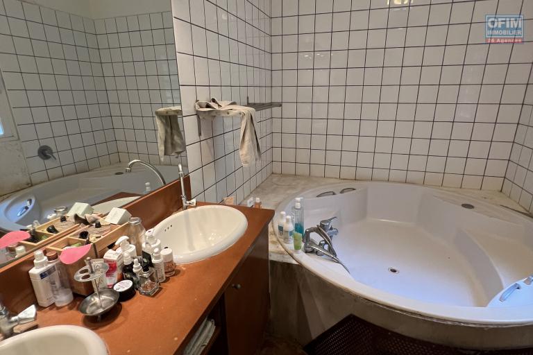 Jolie maison d'architecte F6 sur deux niveaux plus une dépendance F3, piscine, implantée sur 1038 m2 de terrain, vue océan et montagne imprenable.