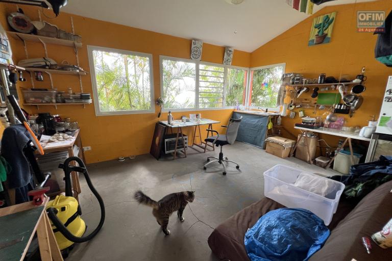 Jolie maison d'architecte F6 sur deux niveaux plus une dépendance F3, piscine, implantée sur 1038 m2 de terrain, vue océan et montagne imprenable.