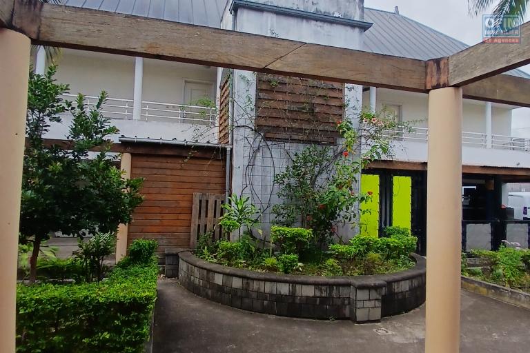 A LOUER un beau local professionnel ou commercial de 42 m2 sur Bernica à Saint-Gilles Les Hauts