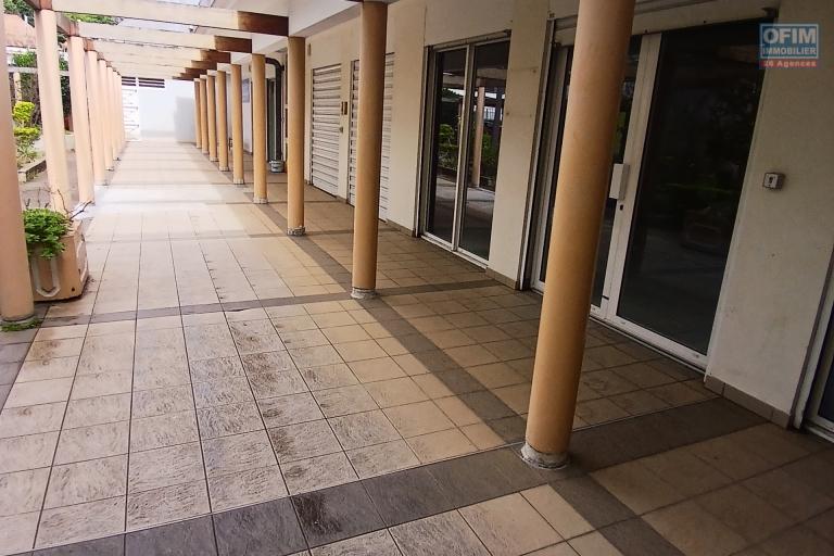 A LOUER un beau local professionnel ou commercial de 42 m2 sur Bernica à Saint-Gilles Les Hauts